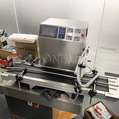 Piccole macchine per riempimento liquido a 4 teste elettriche con nastro trasportatore