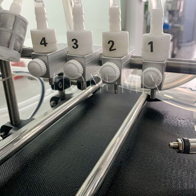 Piccole macchine per riempimento liquido a 4 teste elettriche con nastro trasportatore