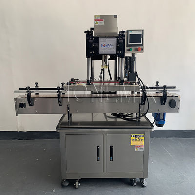 Apparecchiatura di chiusura automatica a quattro ruote