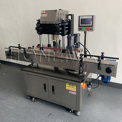 Apparecchiatura di chiusura automatica a quattro ruote