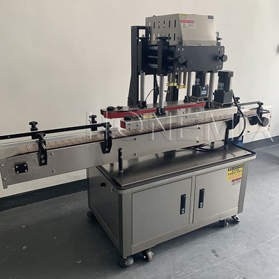 Apparecchiatura di chiusura automatica a quattro ruote