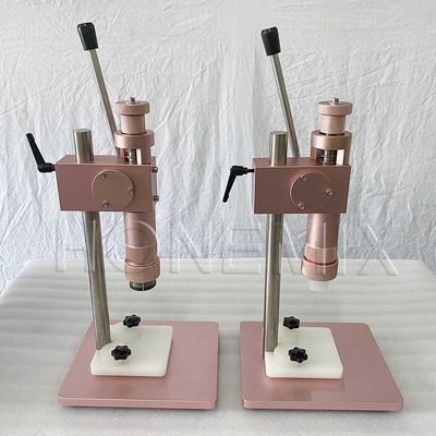 Linea di riempimento del profumo a vuoto quattro teste macchina manuale per il crimping delle bottiglie di profumo