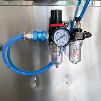 Macchina di riempimento e copertura del succo di vino rosso 220V Riempitore liquido automatico