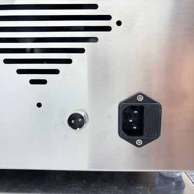 Macchina di riempimento di bottiglie liquide Pompa magnetica semiautomatica Riempitore a quattro teste