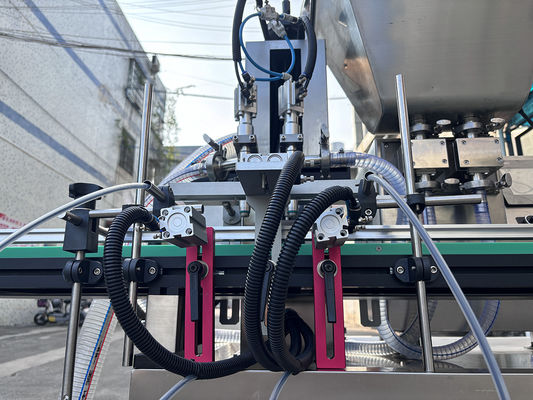 Automatica pompa di ingranaggi lozione da bagno due teste macchina di riempimento materiale di alimentazione pneumatico